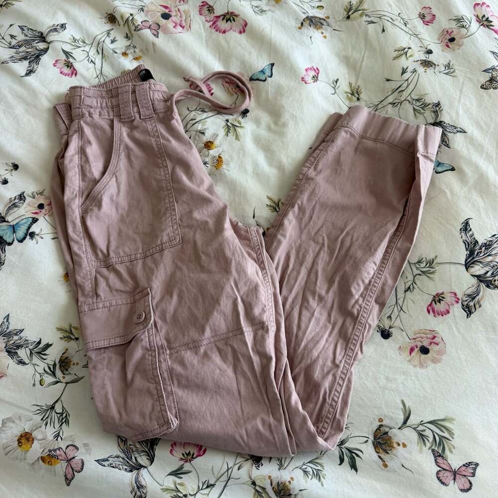 Hollister Ultra High-Rise Dad Cargo Pants (Women) - W24R